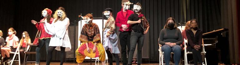 Studierende des Freifachs Theater an der Hauptprobe auf der Bühne
