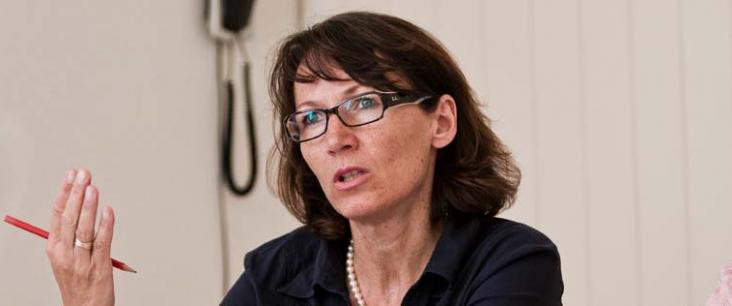 Frau erklärt Mitarbeitenden etwas