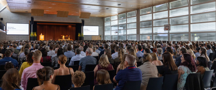 Blick in die Mehrzweckhalle Rorschacherberg an der Diplomfeier der Kindergarten- Primarstufe im Juni 2023.