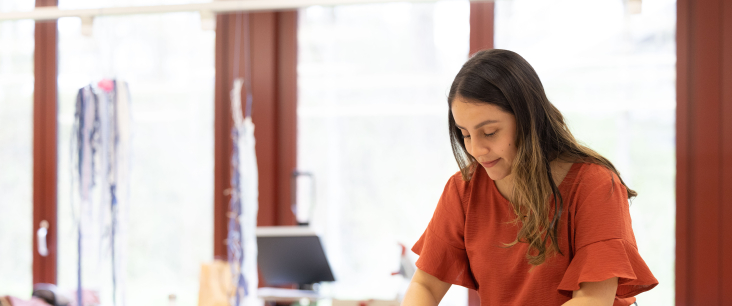 Studierende im Unterricht für Textiles Gestalten.