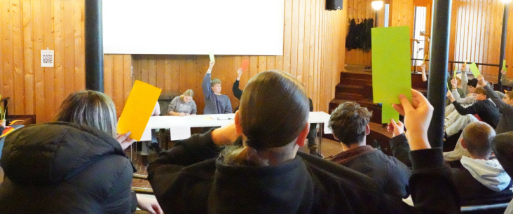 Abstimmung in der Session der JugendkonferenzSGAIAR