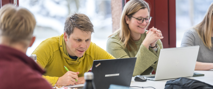 Studenten Sek II während Unterricht