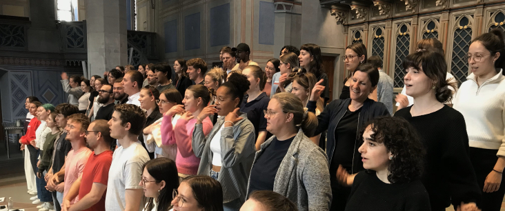 Ein Chor probt in einer Kirche